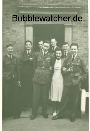 Besætningen på flyet W 7615 samt Brian Roberts' hustru
Kilde: Bubblewatcher – https://www.bubblewatcher.de/shortsterlingmki/